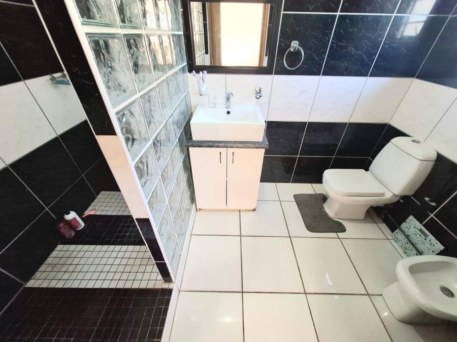 6 Bedroom Property for Sale in Gonubie Eastern Cape